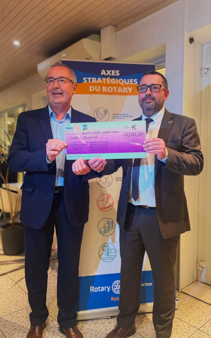 4100 euros offerts par le Rotary Club Parentis - Pays de Born à l'Institut Bergonié de Bordeaux pour la recherche des cancers